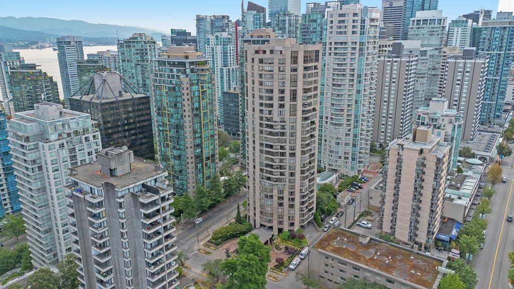 601 738 Broughton Street