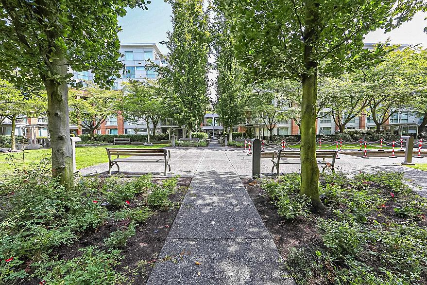 412 618 W 45th Avenue