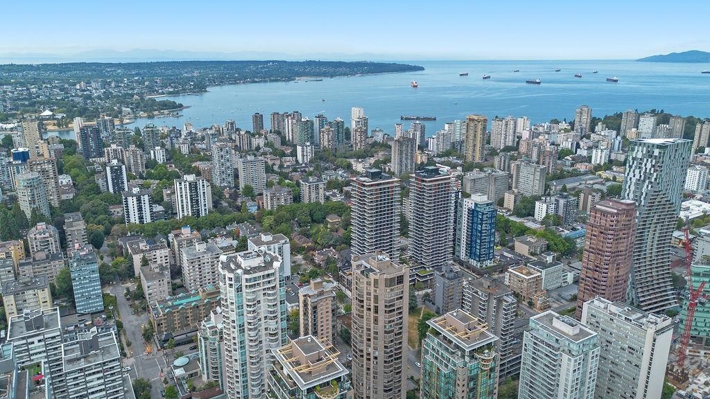 601 738 Broughton Street