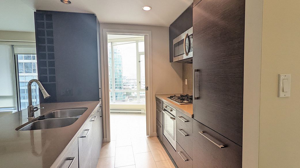 906 833 Homer Street