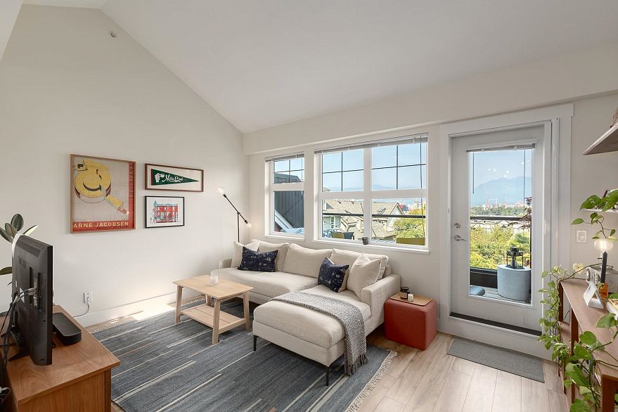 2272 St. George Street