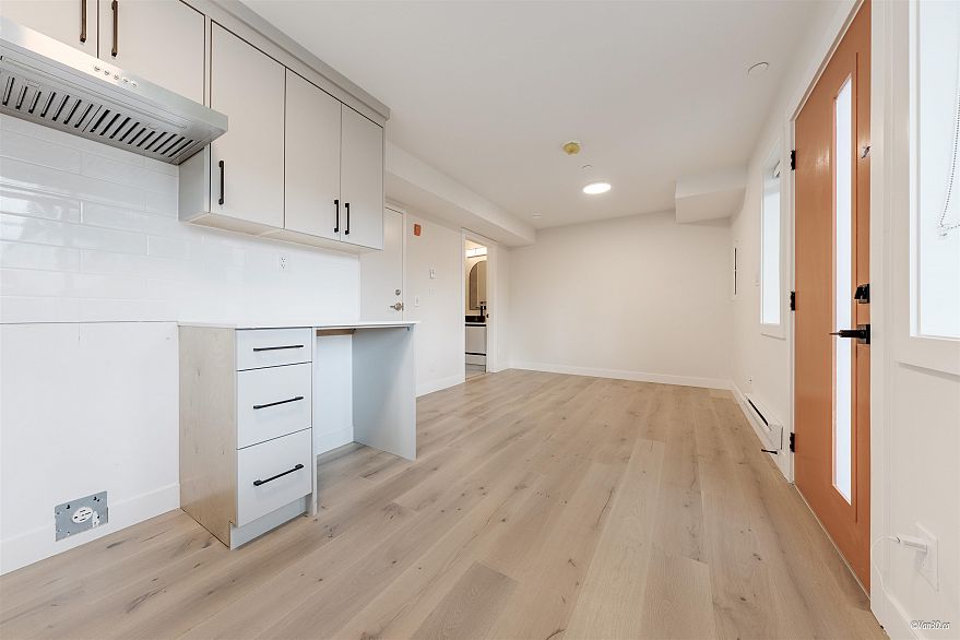 101 5092 Slocan Street