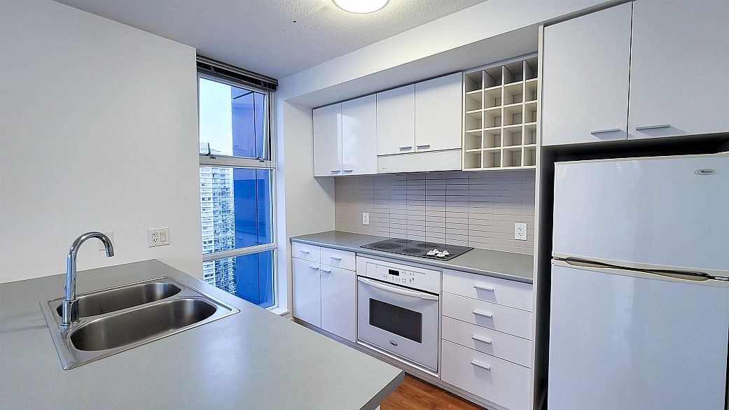 2506 111 W Georgia Street