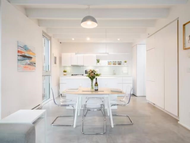 701 219 E Georgia Street