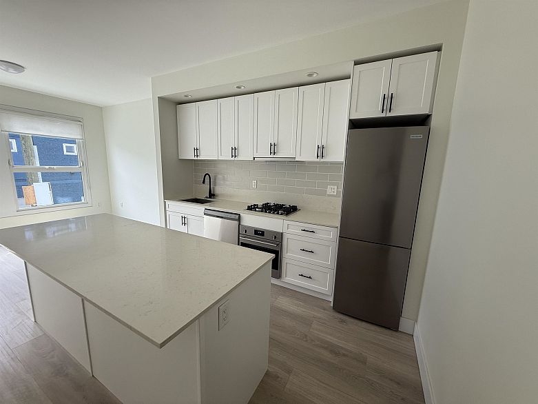 208 626 Alexander Street