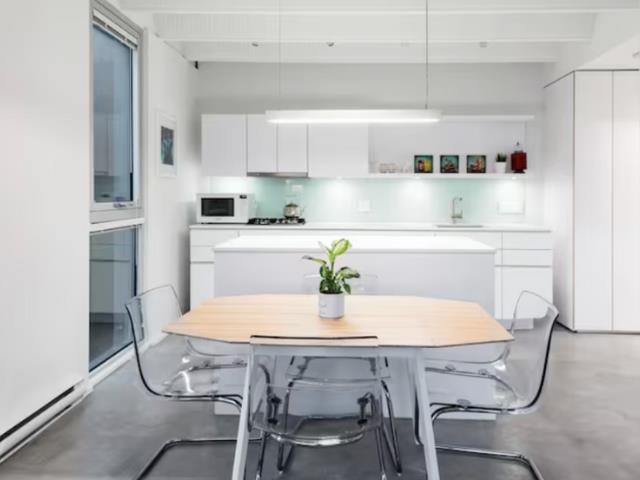 701 219 E Georgia Street