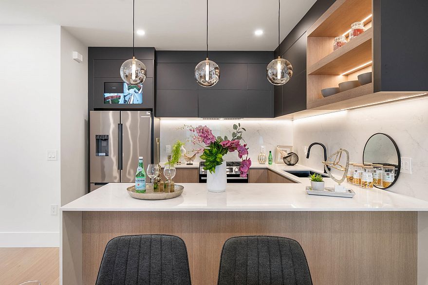 3 3065 Charles Street