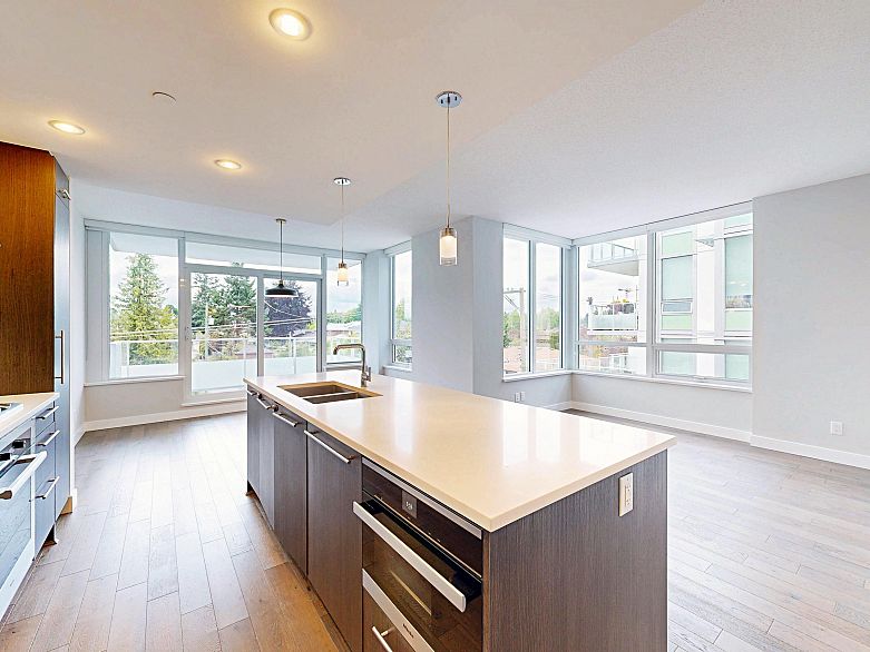 408 677 W 41st Avenue