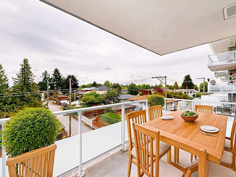 408 677 W 41st Avenue