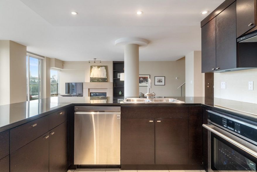 805 1383 Marinaside Crescent