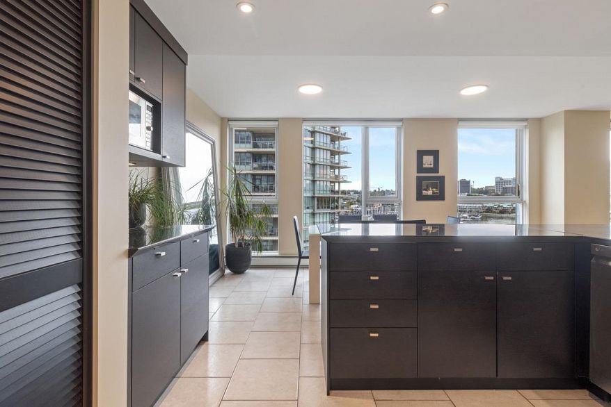 805 1383 Marinaside Crescent