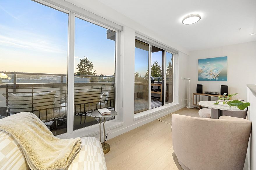 211 1961 Collingwood Street