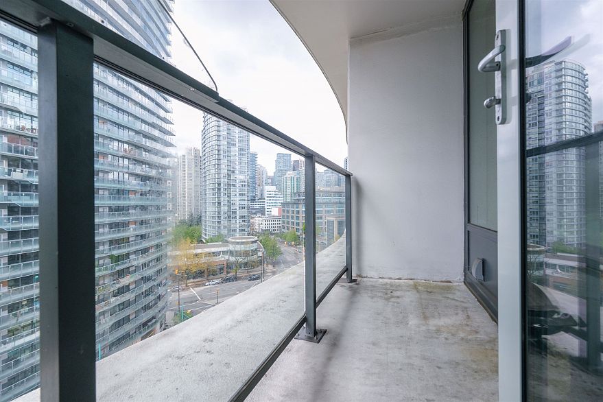 1115 68 Smithe Street