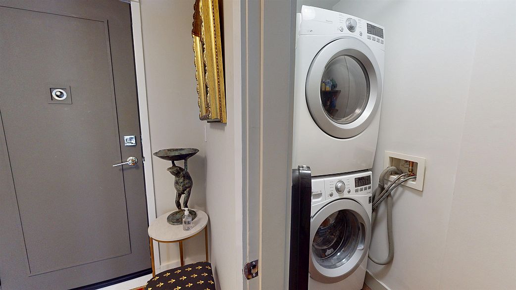 403 985 W 10th Avenue