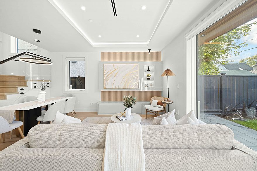 2 3466 W 22nd Avenue