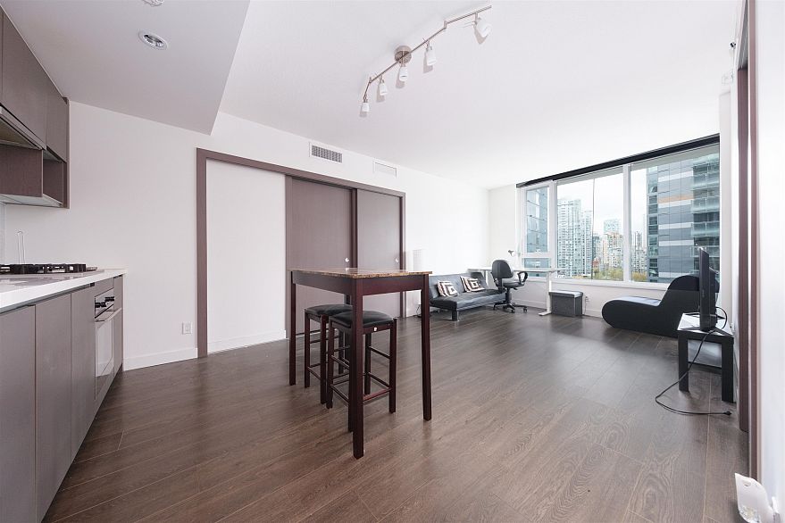 1115 68 Smithe Street