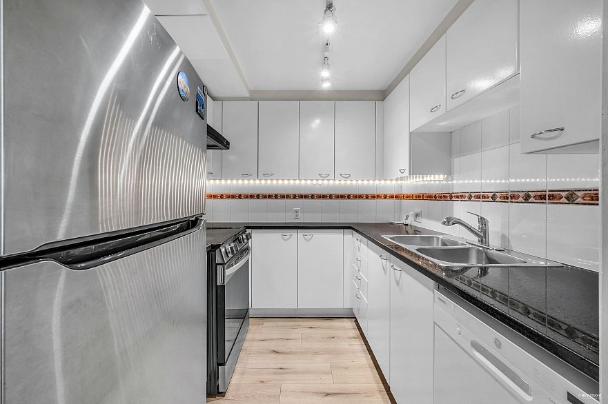 201 1367 Alberni Street