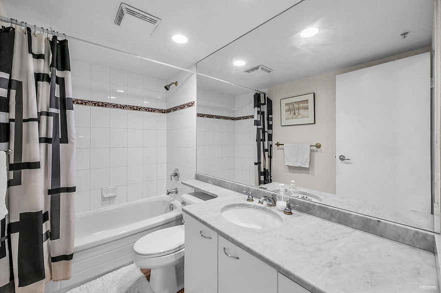 201 1367 Alberni Street