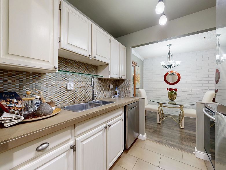 510 1405 W 15th Avenue