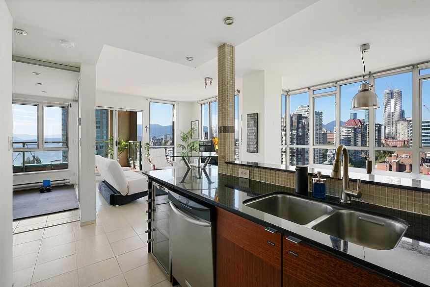 2103 907 Beach Avenue