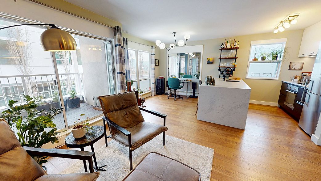 403 985 W 10th Avenue