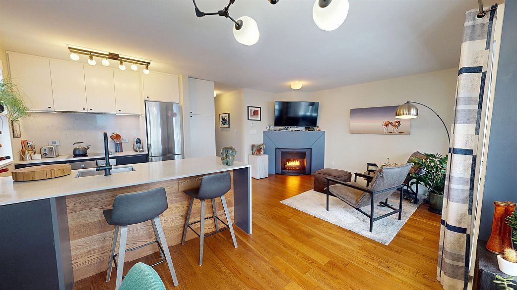 403 985 W 10th Avenue