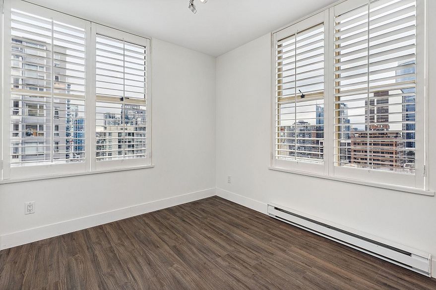 2002 989 Richards Street