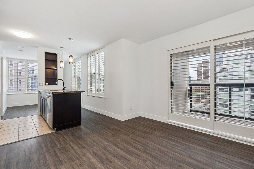 2002 989 Richards Street