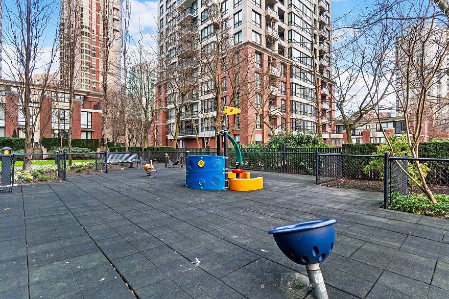 2408 909 Mainland Street