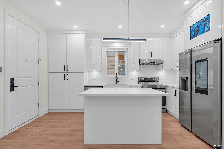 1 3090 Vanness Avenue