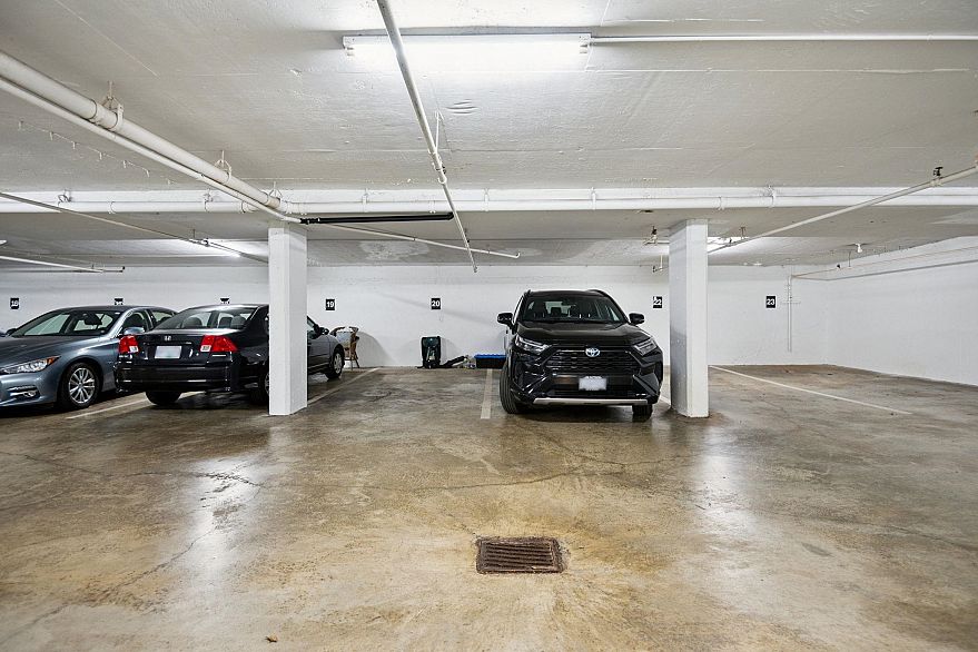 101 1696 W 10th Avenue