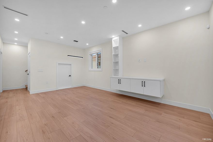 1 3090 Vanness Avenue