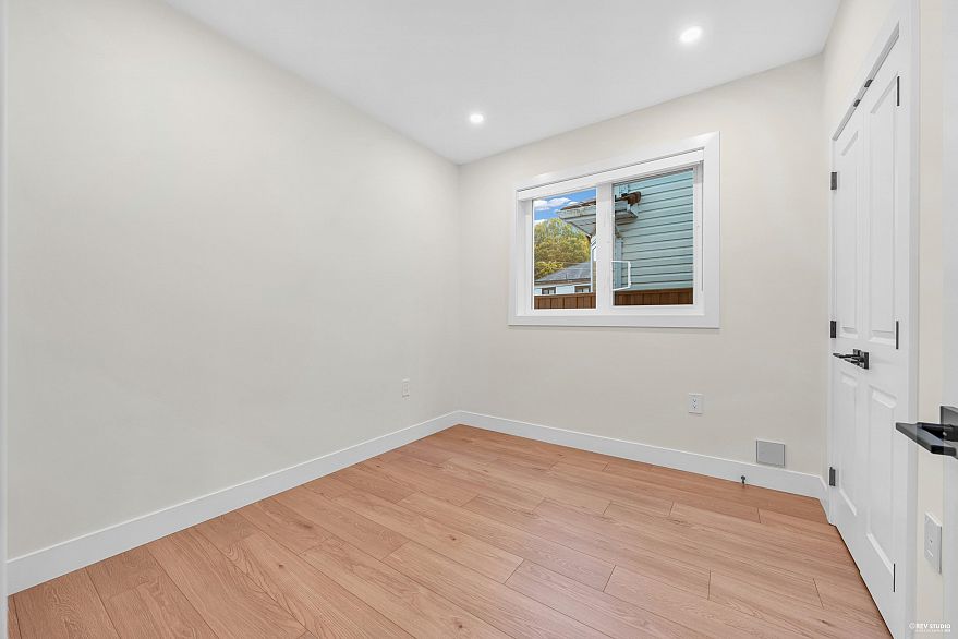 2 3090 Vanness Avenue