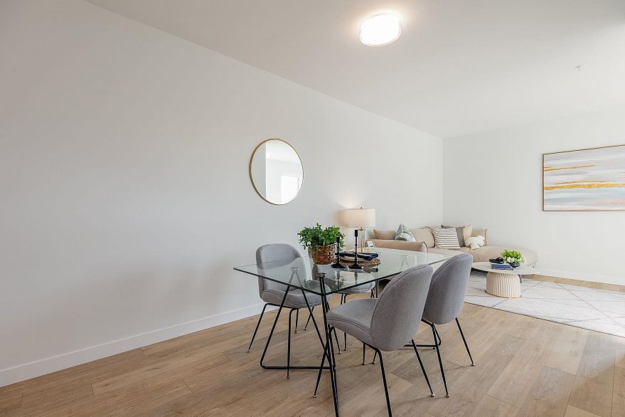 303 4933 Clarendon Street