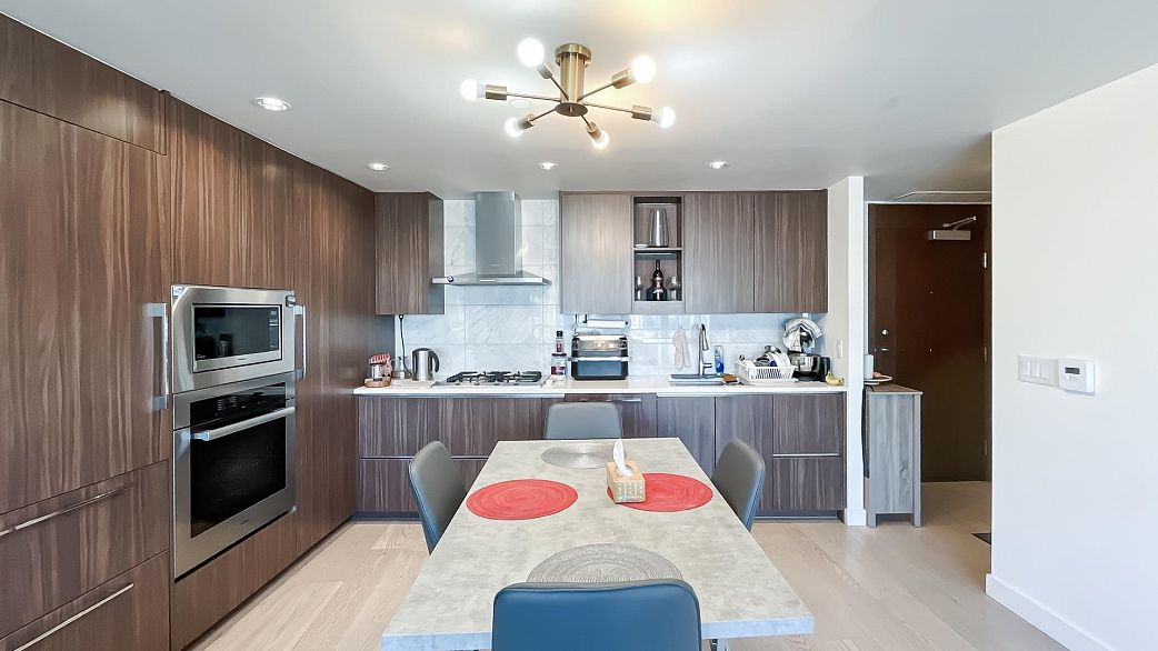 2220 89 Nelson Street