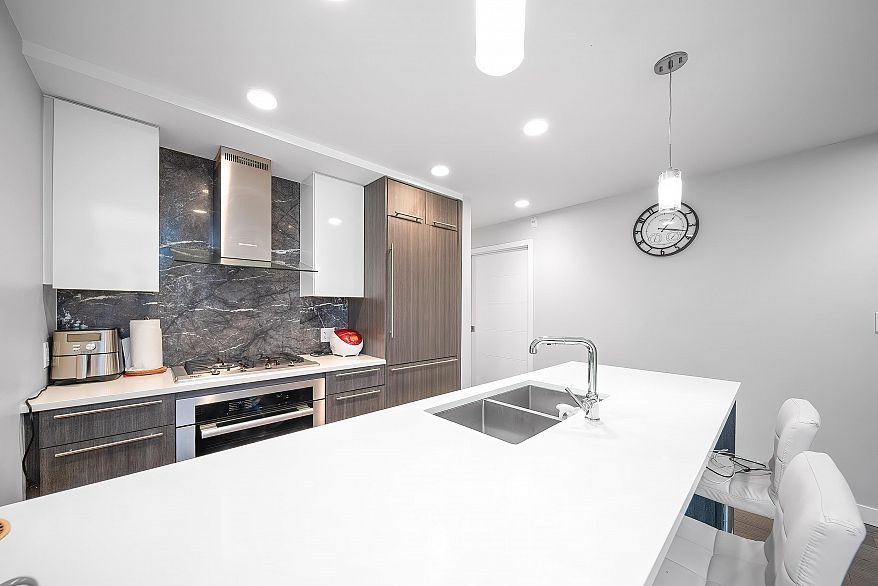 209 4963 Cambie Street