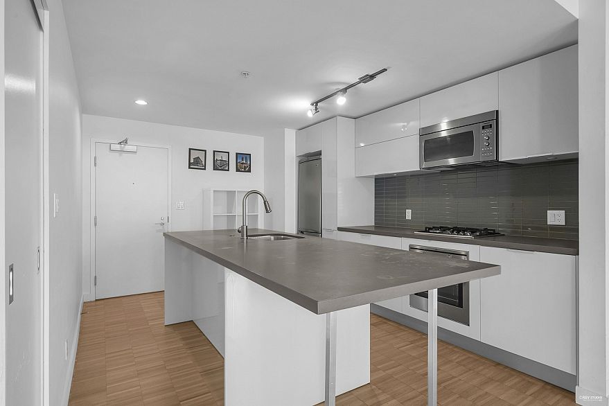 1707 108 W Cordova Street