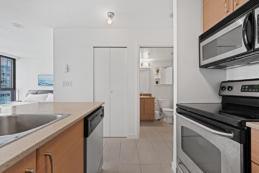 2408 909 Mainland Street