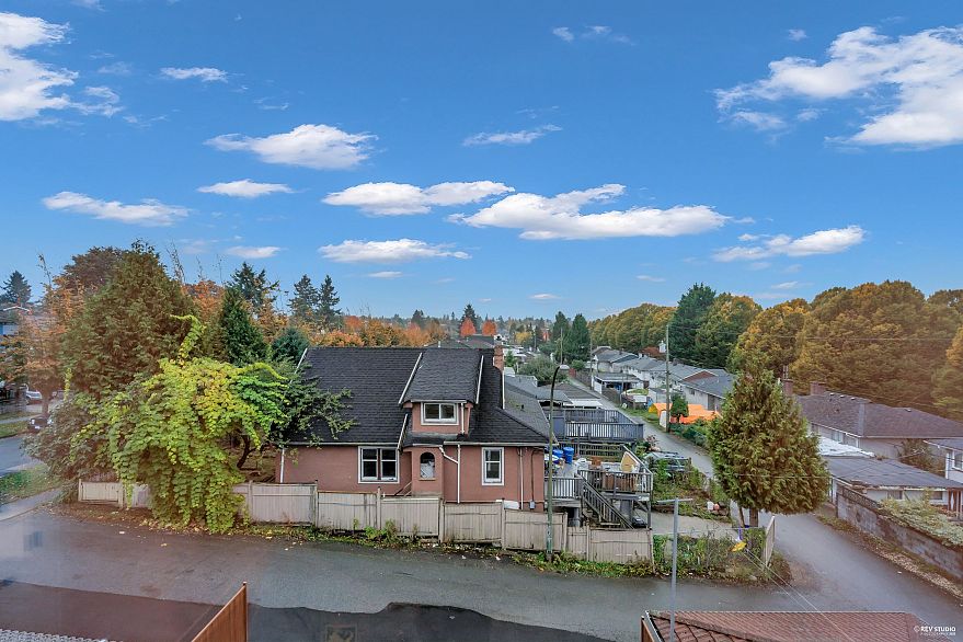 3 3090 Vanness Avenue