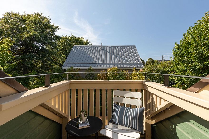 1 677 Heatley Avenue