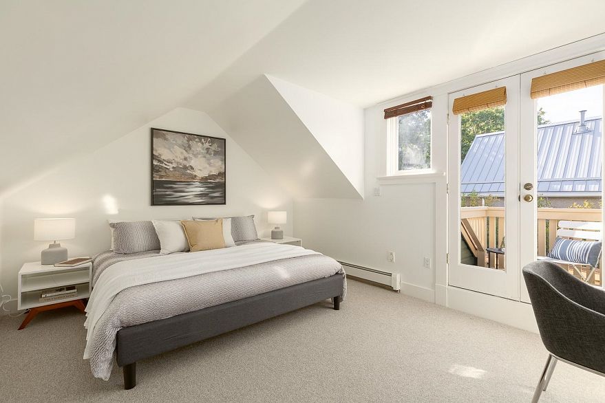 1 677 Heatley Avenue