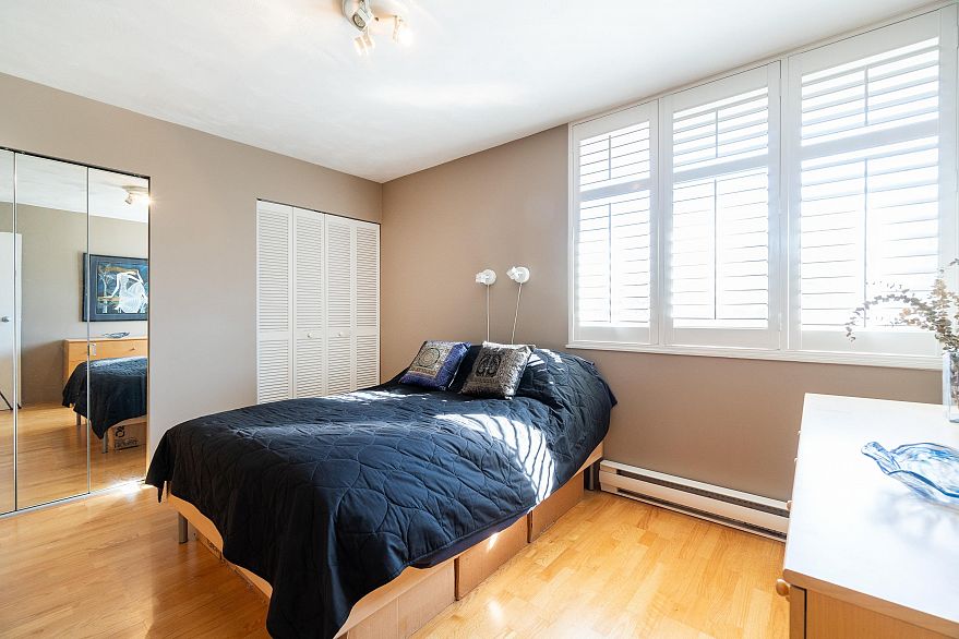 527 666 Leg In Boot Square