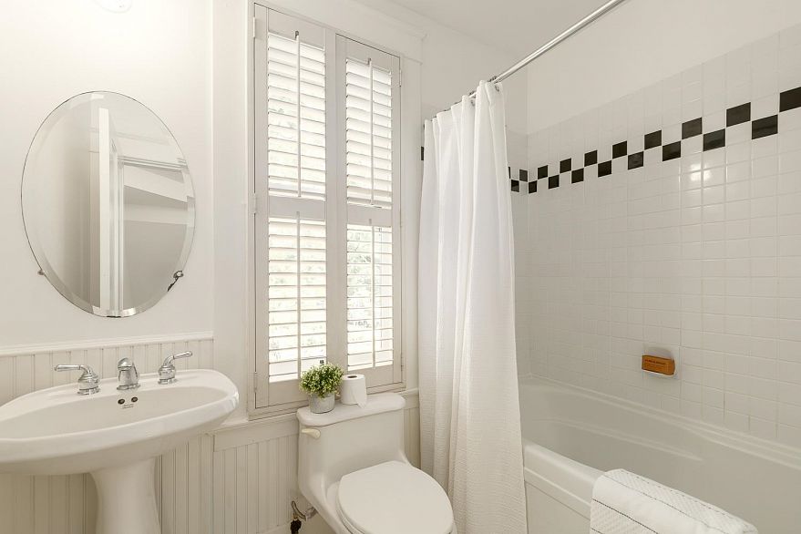 1 677 Heatley Avenue