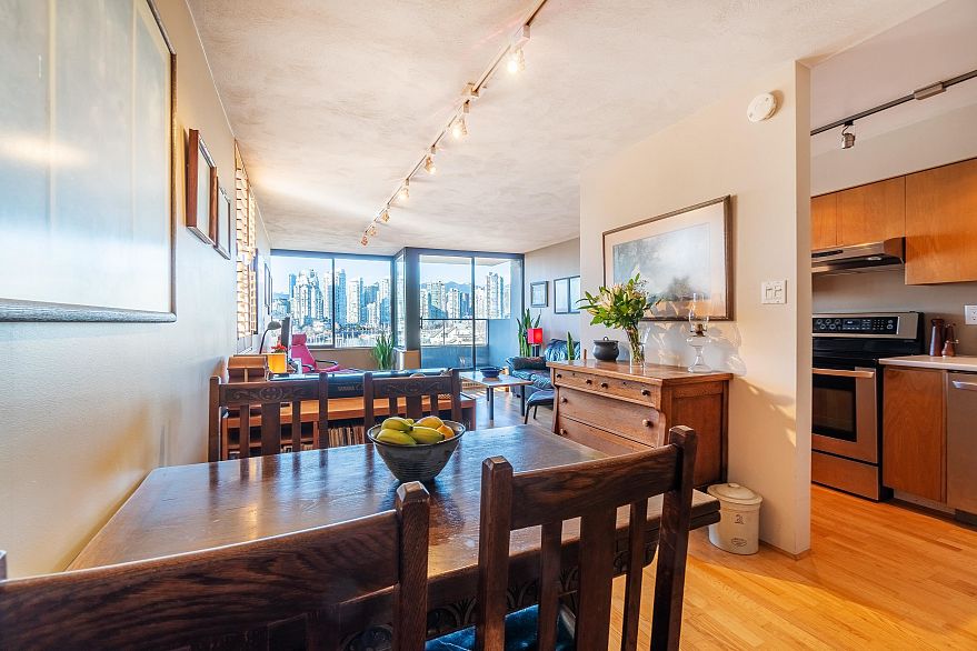 527 666 Leg In Boot Square