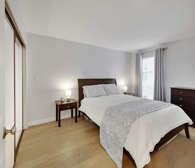 203 985 W 10th Avenue