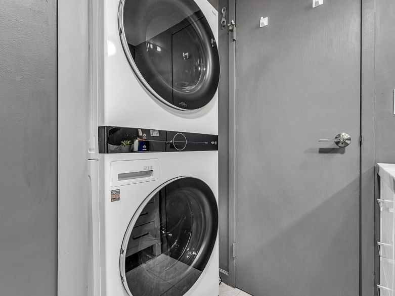 801 1165 Burnaby Street