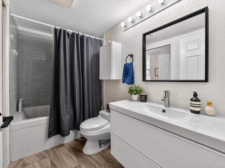 302 2388 Triumph Street