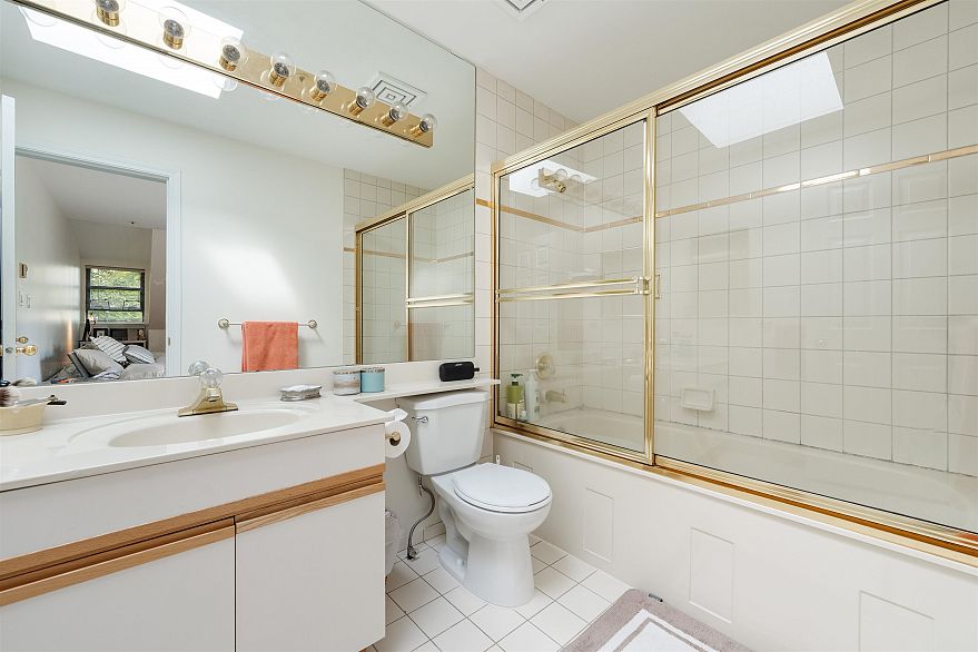 E403 628 W 12th Avenue