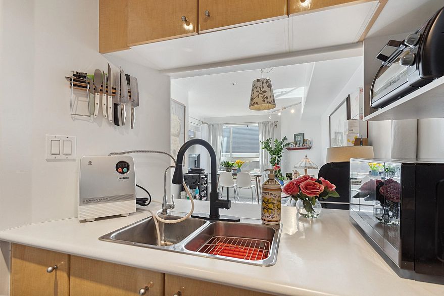 306 988 W 21st Avenue