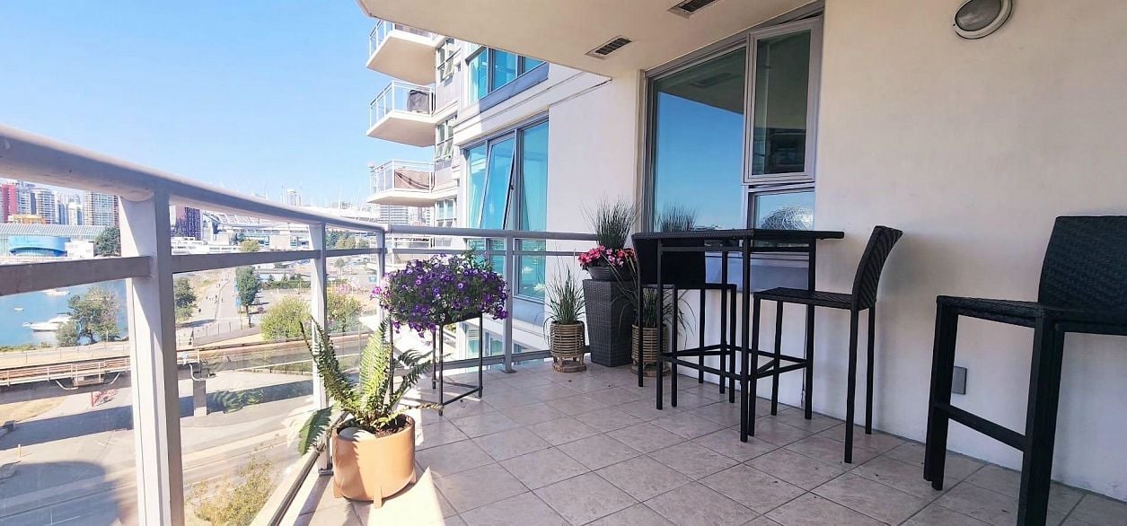 804 120 Milross Avenue